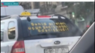 Arxa şüşəsindəki yazılarla diqqət cəlb edən taksi sürücüsü  - VİDEO