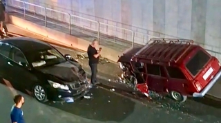 Tovuzda qəza: “VAZ” “Honda” ilə toqquşaraq məhəccərə çırpıldı   - VİDEO