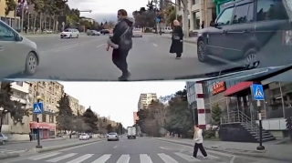 Bir tərəfdə qayda pozanlar,  digər tərəfdə nümunəvi piyada   - VİDEO