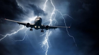 Rusiyada sərnişin təyyarəsini ildırım vurdu 