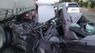 "Mercedes" "TIR" ilə toqquşdu:  ağır xəsarət  - FOTO