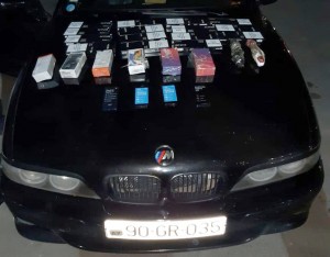 "BMW"dən qanunsuz siqaretlər və mobil telefonlar aşkarlanıb - FOTO
