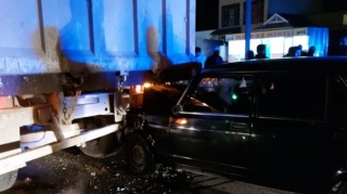 Göyçayda minik və yük avtomobilləri toqquşub,  xəsarət alanlar var - FOTO 