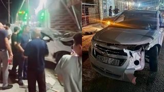 Binədə qəza: “Chevrolet”lə toqquşan “BYD” obyektə girdi   - VİDEO