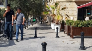 Prospektdə restoranın səkiyə qoyduğu dipçəklər piyadalara mane olur - FOTO 