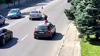 Yolu qaçan nənə maşının üzərində 180 dərəcə fırlandı