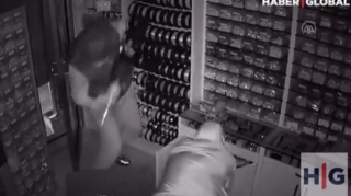 Mağazanı qarət edib 100 min dollar dəyərində gümüş əşyalarını və seyfi apardılar - VİDEO 