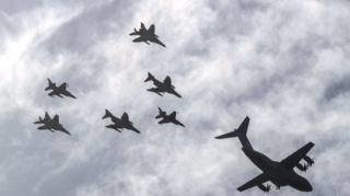 Azərbaycan və Türkiyə təyyarələrindən birgə salamlama uçuşu - VİDEO