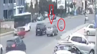 Sağdan ötmə edən "Prius" sürücüsü keçiddəki qadını vurdu - ANBAAN VİDEO 
