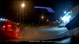 Qaydaları bilməyən sürücü "Prius"la toqquşdu  - VİDEO