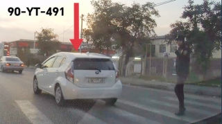 В Хырдалане водитель поторопился и не уступил дорогу сотруднику полиции на пешеходном переходе — ВИДЕО 