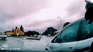 Qayda pozan sürücü dairədə hərəkət edən maşını vurdu   - ANBAAN VİDEO