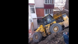 "Buldozer" öz-özünə hərəkət edərək evin həyətinə girdi - VİDEO  - FOTO