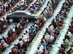 Maşın iftar süfrələrinin arasında qaldı - FOTO