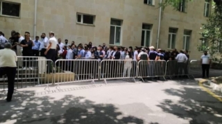 Vaksin vurdurmaq istəyənlər arasında sıxlıq yaranıb - SƏBƏB 