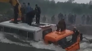 Rusiyada çay daşdı: İnsanların olduğu avtobus çarəsiz vəziyyətdə qaldı - VİDEO