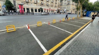 Bakının mərkəzində çoxillik ağacları kəsib parkinq etdilər - FOTO 