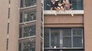 Qadın pəncərədən küçəyə 1 milyon atdı - VİDEO