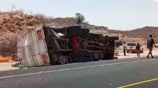 Yük avtomobili dəvə ilə toqquşdu: 12 ölü, 14 yaralı   - FOTO - VİDEO