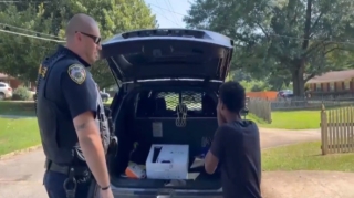 Polis hədiyyə alıb yeniyetməni həbs etməyə gəldi   - VİDEO