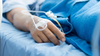 В Ширване упавшая в ванной комнате женщина скончалась в больнице 