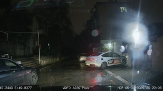 Maşını pilləkənlə düşürmək istəyən sürücü çıxılmaz vəziyyətdə qaldı - VİDEO