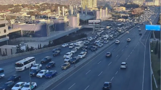 На каких улицах Баку 17 февраля наблюдаются транспортные заторы? 