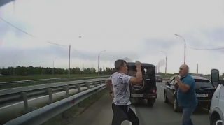 "Ford" və "Qazel" sürücüsü yolun ortasında əlbəyaxa oldu   - VİDEO