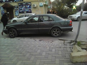 Səkidə maşın saxlayan sürücü                                  - 10 RK 181   - FOTO