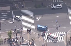 Zibil maşını avtomobillə toqquşub pir neçə piydanı vurdu: 10 yaralı - VİDEO