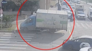 Firma maşını ilə “hoqqa verən” sürücü qayda pozub qəzaya düşdü – Svetoforu əzdi - VİDEO 