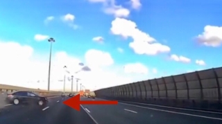 İdarəetməni itirən sürücü maşını dəfələrlə bordürə çırpdı   - VİDEO