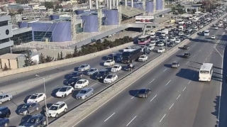 На каких улицах Баку 1 апреля наблюдаются транспортные заторы? 