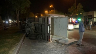 Bakıda un daşıyan avtomobil aşıb - FOTO - VİDEO 