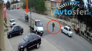 Özünü yola atan piyada motosikletin altında qaldı - VİDEO
