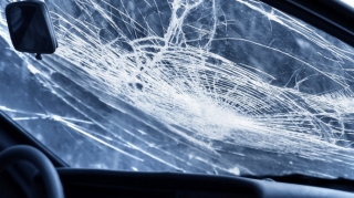 Bakıda avtomobil divara çırpılıb, ölən var