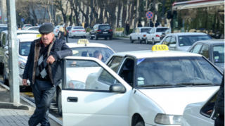 “Taksi sürücüsündən yol soruşursan, səndən pul istəyir”- Nəqliyyat eksperti 