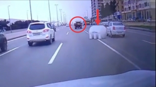 В Баку цистерна с водой свалилась с грузовика посредине дороги — ВИДЕО 