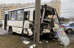 “PAZ” betondan olan işıq dirəyinə çırpıldı: 8 sərnişin xəsarət aldı - FOTO