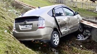 Qəzadan qaçmaq istəyən sürücü maşını kanala saldı   - VİDEO