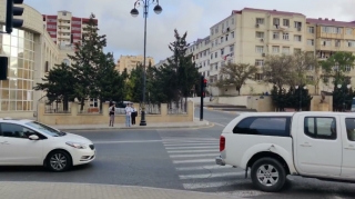 Bu yolda sağ zolaqda dayanarkən diqqətli olun; düzünə hərəkət qadağan edildi - VİDEO 