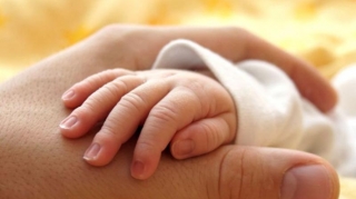 Binəqədidə avtomobildə köməksiz qalan uşaq xilas edildi