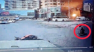 Dairədə qəza:  Motosiklet avtomobillə toqquşdu, bayker yola düşdü  - VİDEO