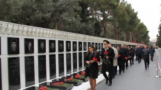 Dövlət Dəniz və Liman Agentliyinin kollektivi Şəhidlər Xiyabanını ziyarət etdi - FOTO 