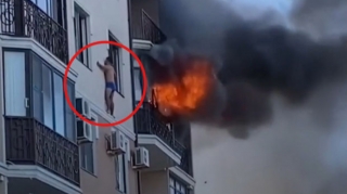 Mənzili alovlara bürünən şəxs yanğınsöndürənləri karnizdə gözlədi – VİDEO 