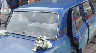 Sürücü sükan arxasında öldü - Avtomobil obyektə çırpıldı   - FOTO