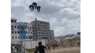 Havadan atılan humanitar yardım İNSANLARIN ÜSTÜNƏ DÜŞÜB, ölənlər var - VİDEO