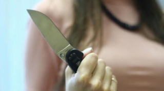 Azərbaycanda kişi tanıdığı qız tərəfindən bıçaqlanıb