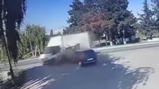"Niva" "Kamaz"a  çırpılıb yoldan çıxdı - VİDEO