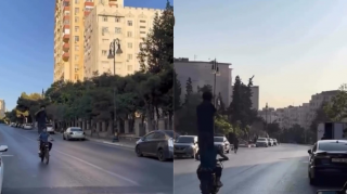 В Баку мотоциклист проехался без шлема, а пассажир встал и начал танцевать - ВИДЕО 